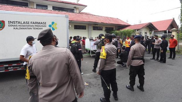 Kapolda Kalteng Irjen Dedi Prasetyo menjemput 14 ribu lebih dosis vaksin Corona di Bandara
