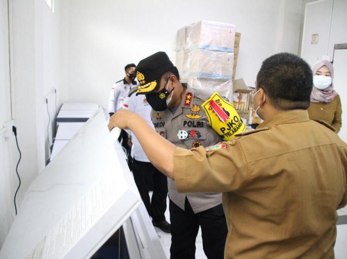Kapolda Kalteng Irjen Dedi Prasetyo menjemput 14 ribu lebih dosis vaksin Corona di Bandara