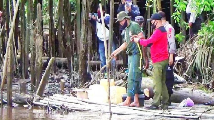 Komandan Jaga BKSDA Kalteng Pos Sampit, Muriansyah bersama petugas lainnya memasang jerat di sekitar lokasi serangan buaya di Desa Pelangsian Kecamatan Mentawa Baru Ketapang, Senin (4/1/2021). (FOTO ANTARA/HO-BKSDA Pos Sampit)