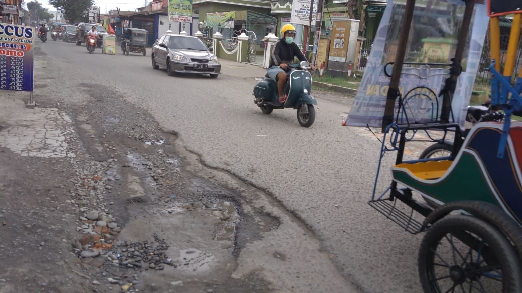 Kondisi Jalan Karya Jaya, Medan, yang rusak dan penuh lubang (Datuk Haris-detikcom)