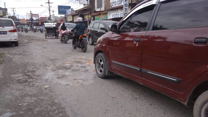 Kondisi Jalan Karya Jaya, Medan, yang rusak dan penuh lubang (Datuk Haris-detikcom)