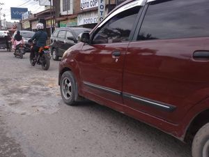 Warga Keluhkan Jalan Karya Jaya Medan Rusak, Minta Segera Diperbaiki