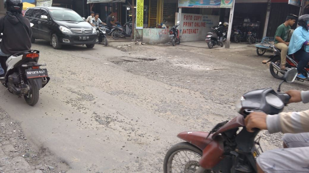 Kondisi Jalan Karya Jaya, Medan, yang rusak dan penuh lubang (Datuk Haris-detikcom)