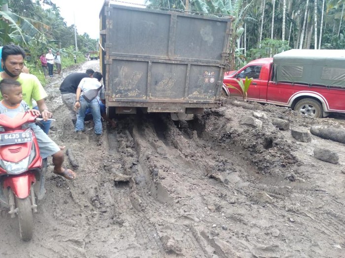 Kondisi Jalan rusak parah di Desa Siau Tanjabtim Jambi yang membuat akses jalan kadang macet. (Dok Istimewa)