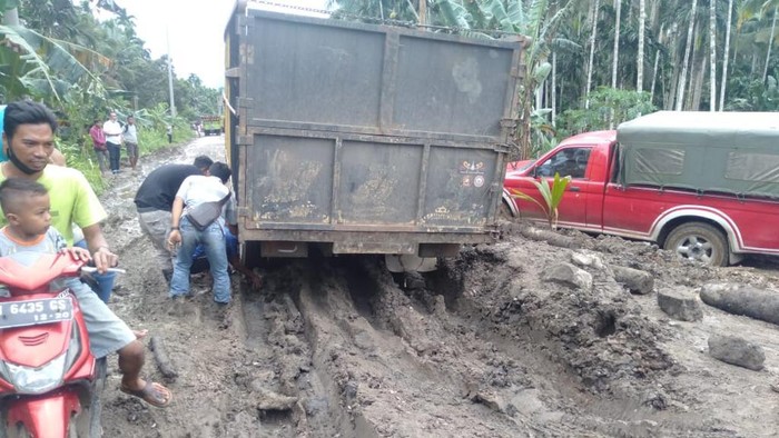 Kondisi kerusakan jalan di Tanjung Jabung Timur (dok. Istimewa)
