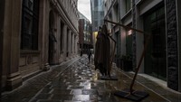 . Karantina nasional ini adalah yang ketiga, setelah sebelumnya diterapkan pada November selama satu bulan dan pada Maret sampai Juli tahun lalu. Chris J Ratcliffe/Getty Images.