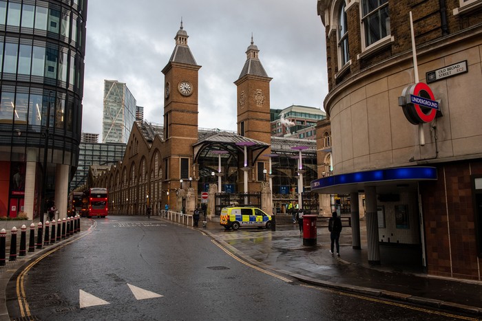 Inggris kembali melakukan lockdown usai ditemukannya varian baru virus Corona di negara tersebut. Kota London pun kembali sepi dari aktivitas warga.