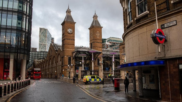 Inggris kembali melakukan lockdown usai ditemukannya varian baru virus Corona di negara tersebut. Kota London pun kembali sepi dari aktivitas warga.