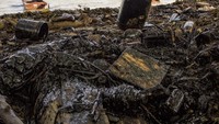 Menurut Dinas Lingkungan Hidup (DLH) Kota Batam, setiap musim angin utara daerah pesisir Batam kerap tercemar limbah minyak hitam yang berasal dari alur pelayaran dan terbawa arus laut internasional.