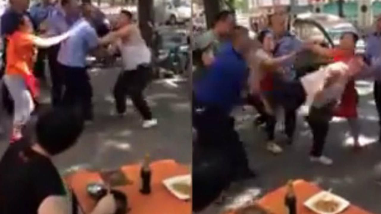 Kocak! 5 Orang Ini Tetap Santai Makan di Tengah Keributan dan Baku Hantam