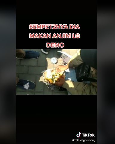 Kocak! 5 Orang Ini Tetap Santai Makan di Tengah Keributan dan Baku Hantam