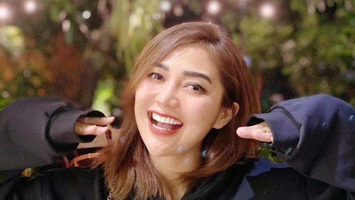 Mantan personel Trio Macan Yuselly Agus Stevy alias Chacha Sherly meninggal dunia usai terlibat kecelakaan di Tol Semarang-Solo KM 428. Chacha Sherly meninggal Selasa (5/1/2021) karena luka berat di kepala.