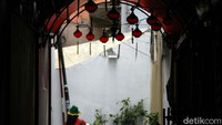 Di setiap gang jalan mulai dihiasi oleh lampion yang didominasi berwarna merah.
