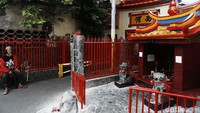 Aroma khas dupa tercium kuat saat memasuki kawasan permukiman etnis Tionghoa di Glodok, Jakarta Barat, Selasa (5/1/2021).