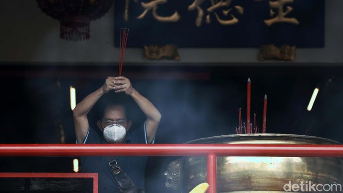 Melihat Persiapan Warga Tionghoa di Glodok Sambut Imlek Berbagai persiapan dilakukan oleh warga Tionghoa di Glodok, Jakarta Barat, untuk menyambut hari Raya Imlek. Warna merah mendominasi pemukiman.