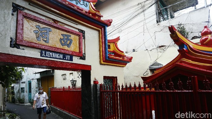 Berbagai persiapan dilakukan oleh warga Tionghoa di Glodok, Jakarta Barat, untuk menyambut hari Raya Imlek. Warna merah mendominasi pemukiman.