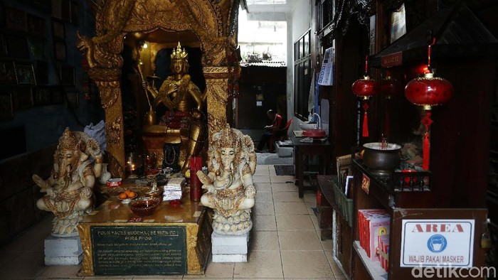 Melihat Persiapan Warga Tionghoa di Glodok Sambut Imlek Berbagai persiapan dilakukan oleh warga Tionghoa di Glodok, Jakarta Barat, untuk menyambut hari Raya Imlek. Warna merah mendominasi pemukiman.