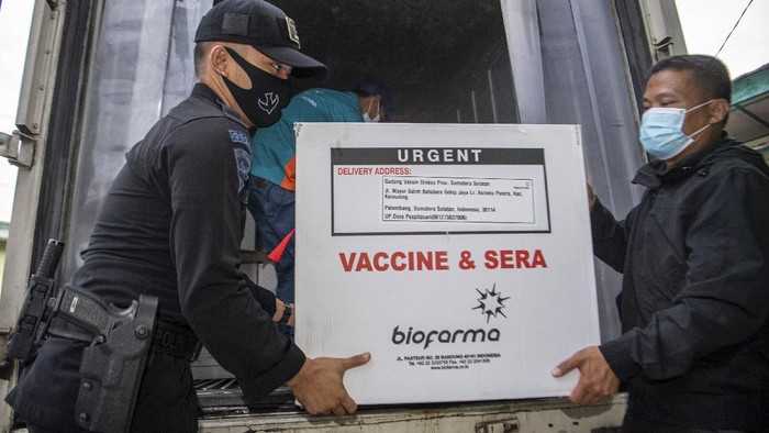 Vaksin COVID-19 Sinovac mulai didistribusikan ke berbagai daerah di Indonesia. Proses pendistribusian dilakukan dengan pengawalan ketat polisi.
