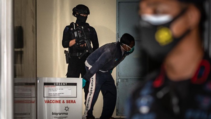Melihat Proses Distribusi Vaksin COVID-19 Sinovac ke Berbagai Daerah Vaksin COVID-19 Sinovac mulai didistribusikan ke berbagai daerah di Indonesia. Proses pendistribusian dilakukan dengan pengawalan ketat polisi.