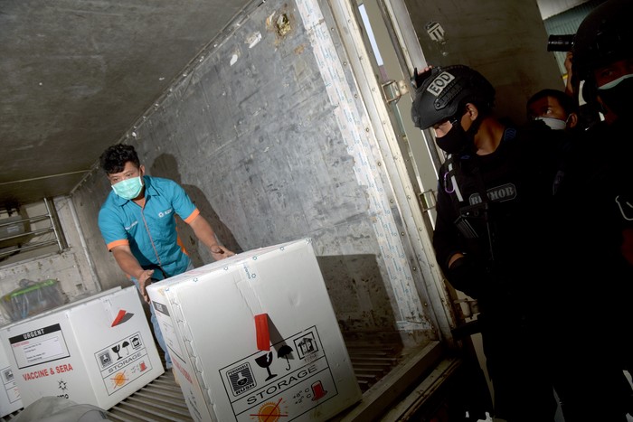 Vaksin COVID-19 Sinovac mulai didistribusikan ke berbagai daerah di Indonesia. Proses pendistribusian dilakukan dengan pengawalan ketat polisi.
