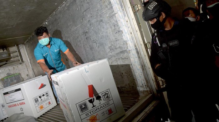 Vaksin COVID-19 Sinovac mulai didistribusikan ke berbagai daerah di Indonesia. Proses pendistribusian dilakukan dengan pengawalan ketat polisi.