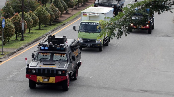 Melihat Proses Distribusi Vaksin COVID-19 Sinovac ke Berbagai Daerah Vaksin COVID-19 Sinovac mulai didistribusikan ke berbagai daerah di Indonesia. Proses pendistribusian dilakukan dengan pengawalan ketat polisi.