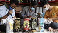 Sudah 6 bulan terakhir Komunitas Hijrah Art membuat kerajinan lampu hias.