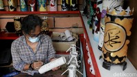 Pembuatan lampu hias ini menggunakan bahan pipa dengan diameter 2,5-4 inch. Biasanya mereka mendapatkan bahan baku pipa tersebut dari tukang rongsokan.