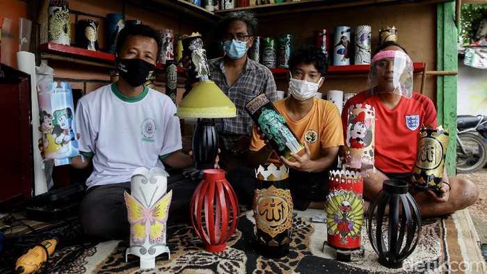 Ada kisah inspiratif di balik geliat usaha kerajinan lampu hias yang berada di Tangerang ini. Bisnis ini diharapkan dapat memberbadayakan masyarakat di sana.