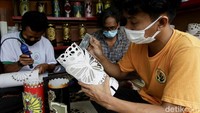 Sejumlah warga yang tergabung dalam Komunitas Hijrah Art tengah membuat lampu hias di kawasan Tangerang, Selasa (5/1/2021).