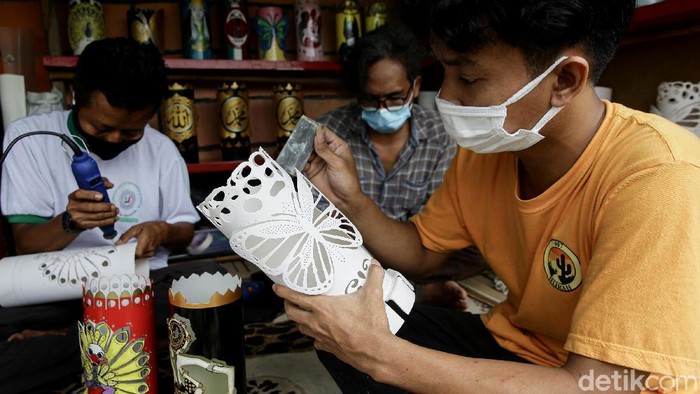 Ada kisah inspiratif di balik geliat usaha kerajinan lampu hias yang berada di Tangerang ini. Bisnis ini diharapkan dapat memberbadayakan masyarakat di sana.