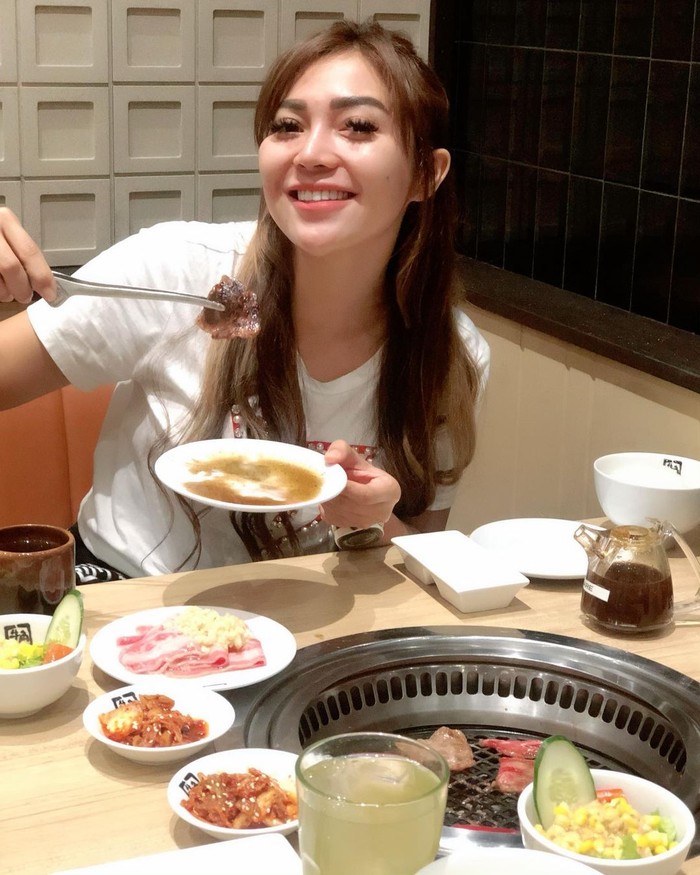 Mengenang Chacha Sherly, Pedangdut yang Hobi Makan Daging Panggang Mengenang Chacha Sherly, Pedangdut yang Hobi Makan Daging Panggang