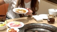 Sebelum mengalami kecelakaan, Chacha dikenal sebagai sosok yang suka kulineran. Lewat instagramnya, Chacha kerap membagikan momen makan. Chacha sangat doyan makan daging panggang Foto: instagram @chacha.sherly