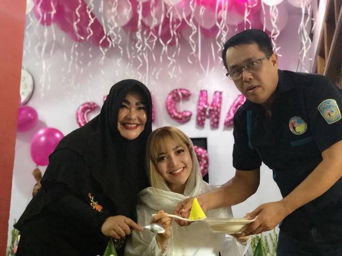 Mengenang Chacha Sherly, Pedangdut yang Hobi Makan Daging Panggang Mengenang Chacha Sherly, Pedangdut yang Hobi Makan Daging Panggang