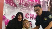 Merayakan ulang tahun dengan pesta sederhana, Chacha mendapat kecupan hangat dari dua orangtuanya. Kedekatan Chacha dengan ayah ibunya bisa dilihat dari foto ini. Foto: instagram @chacha.sherly