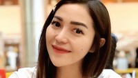 Si cantik yang akrab disapa Chacha ini dikenal ramah dan murah senyum ini mulai terkenal sejak bergabung dengan Trio Macan. Sebelum menghembuskan nafas terakhir, Chacha masih aktif menjalani syuting berbagai program televisi. Foto: instagram @chacha.sherly