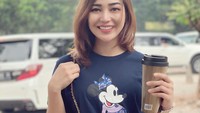 Gadis manis ini juga ternyata suka hangout sambil nongkrong di kafe. Salah satu momennya bisa dilihat dalam foto ini. Chacha asyik menikmati segelas kopi. Foto: instagram @chacha.sherly