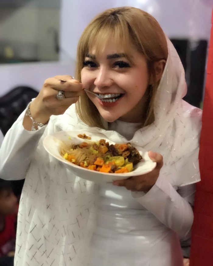 Mengenang Chacha Sherly, Pedangdut yang Hobi Makan Daging Panggang Mengenang Chacha Sherly, Pedangdut yang Hobi Makan Daging Panggang