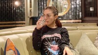 Duh minum segelas air putih saja tampak modis, Chacha memang selalu tampil sederhana tapi memukau. Sayangnya, semua hanya tinggal kenangan. Pemilik suara merdu ini sudah pergi untuk selamanya. Foto: instagram @chacha.sherly
