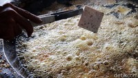Meski begitu, jika harga kedelai terus naik dan tempe mentah naik, dirinya tak menutup kemungkinan menaikan harga gorengan tempe yang dijualnya.
