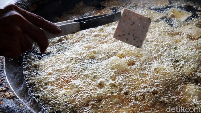 Harga kedelai naik, hal tersebut berdampak juga pada kenaikan harga tempe. Meski begitu, pengusaha tempe goreng di Kota Bandung, Jabar, belum menaikan harga.