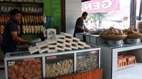Asep menyebut, ia membeli bahan baku tempe mentah masih di wilayah Bandung dengan harga Rp 9 ribu atau mengalami kenaikan Rp 1.000 dari sebelumnya Rp 8 ribu setiap potongnya.