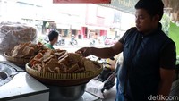 Alasan lain mereka belum menaikan harga adalah saat ini saja pembeli telah berkurang karena adanya pembatasan jam operasional karena ada aturan dari Gugus Tugas COVID-19 Kota Bandung untuk menekan penyebaran COVID-19.