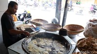 Mereka berharap harga kedelai turun, karena tempe merupakan makanan yang merakyat.