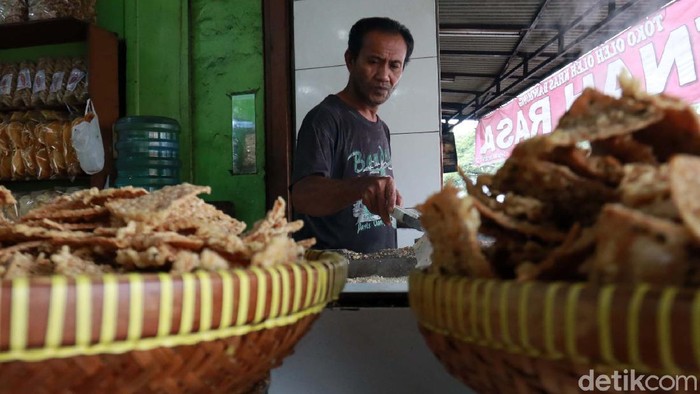 Harga kedelai naik, hal tersebut berdampak juga pada kenaikan harga tempe. Meski begitu, pengusaha tempe goreng di Kota Bandung, Jabar, belum menaikan harga.