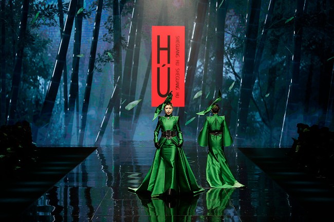 Wuhan Fashion Week digelar setahun setelah infeksi Corona menjadi wabah di kota tersebut. Setelah corona mereda, pekan mode digelar. Para model yang tampil dalam fashion ini adalah wanita berusia 50 tahun ke atas. Foto: Getty Images.Foto: Getty Images.