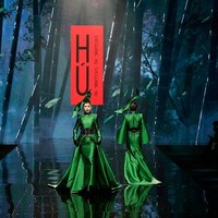 Wuhan Fashion Week digelar setahun setelah infeksi Corona menjadi wabah di kota tersebut. Setelah corona mereda, pekan mode digelar. Para model yang tampil dalam fashion ini adalah wanita berusia 50 tahun ke atas. Foto: Getty Images.Foto: Getty Images.