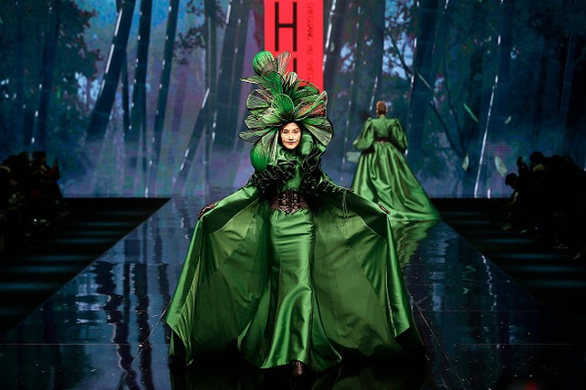 Wuhan Fashion Week digelar setahun setelah infeksi Corona menjadi wabah di kota tersebut. Setelah corona mereda, pekan mode digelar. Para model yang tampil dalam fashion ini adalah wanita berusia 50 tahun ke atas. Foto: Getty Images.