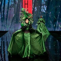 Wuhan Fashion Week digelar setahun setelah infeksi Corona menjadi wabah di kota tersebut. Setelah corona mereda, pekan mode digelar. Para model yang tampil dalam fashion ini adalah wanita berusia 50 tahun ke atas. Foto: Getty Images.