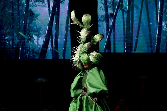 Wuhan Fashion Week digelar setahun setelah infeksi Corona menjadi wabah di kota tersebut. Setelah corona mereda, pekan mode digelar. Para model yang tampil dalam fashion ini adalah wanita berusia 50 tahun ke atas. Foto: Getty Images.Foto: Getty Images.